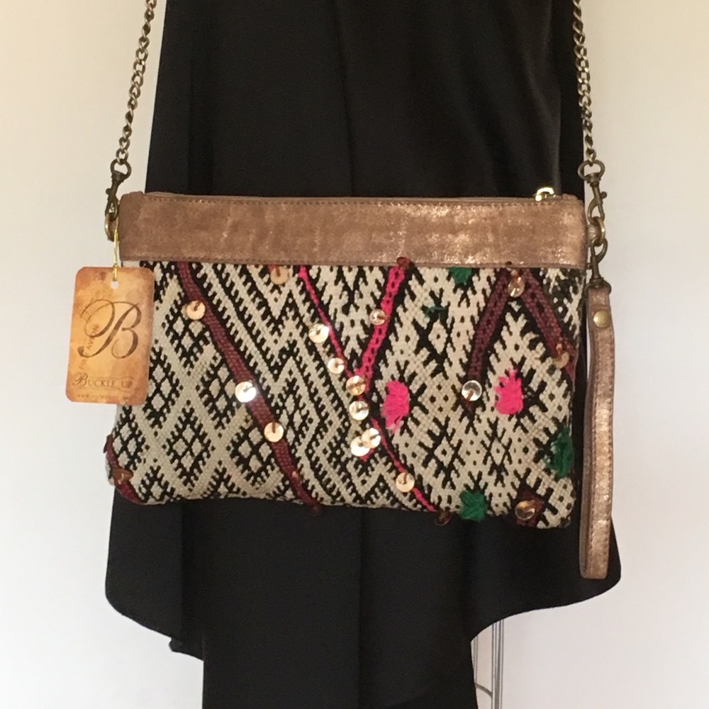 Embellished purse w removable shoulder strap.